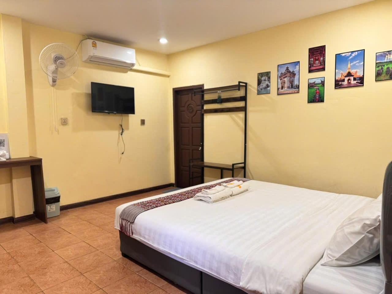 Yula Hotel Thatluang В'єнтьян Екстер'єр фото