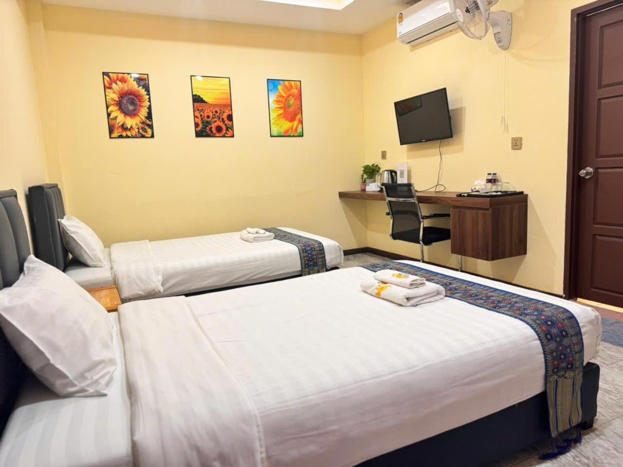 Yula Hotel Thatluang В'єнтьян Екстер'єр фото