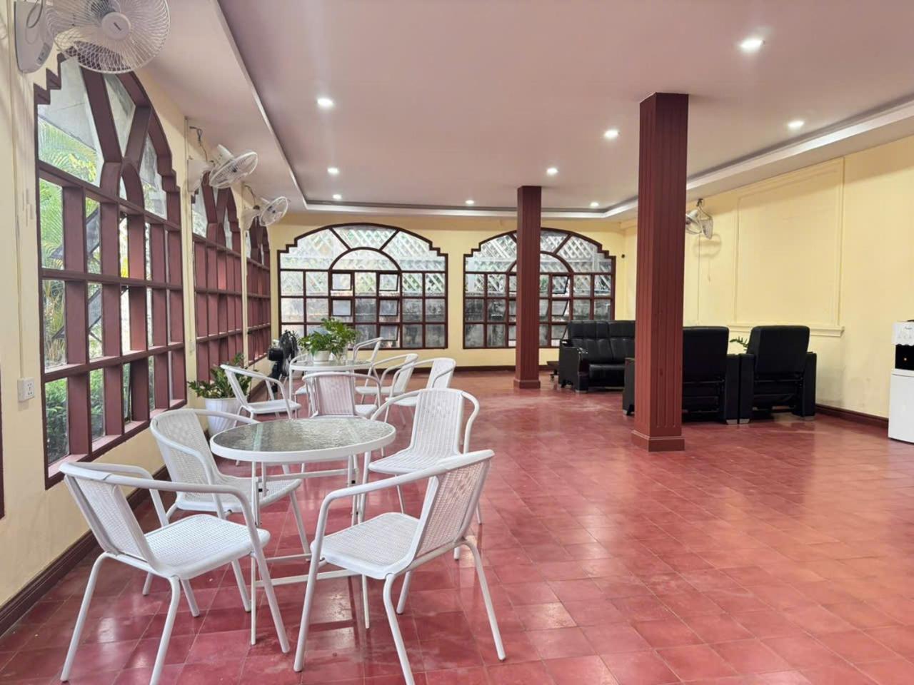 Yula Hotel Thatluang В'єнтьян Екстер'єр фото